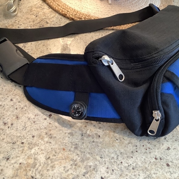 Columbia Hiking Waist Hip Pack with Compass - Picture 2 of 6